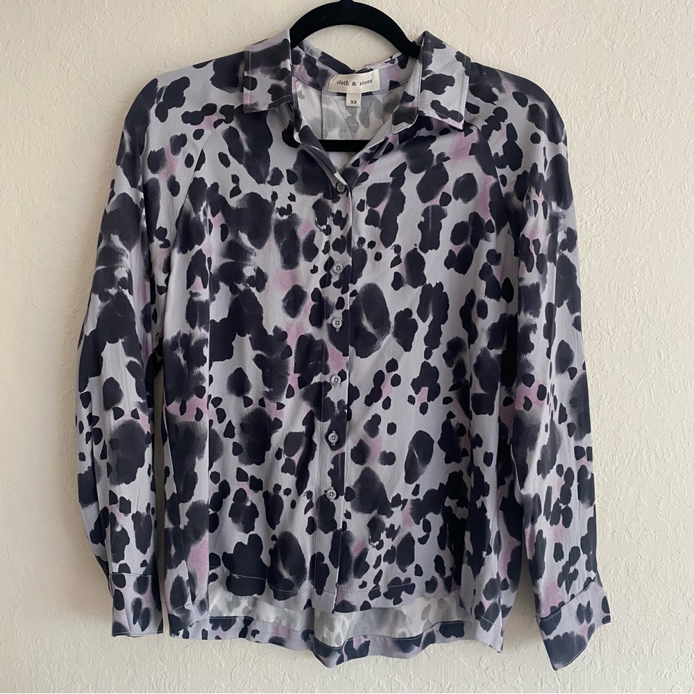 NWOT Cloth & Stone grey + purple abstract leopard print button up shirt